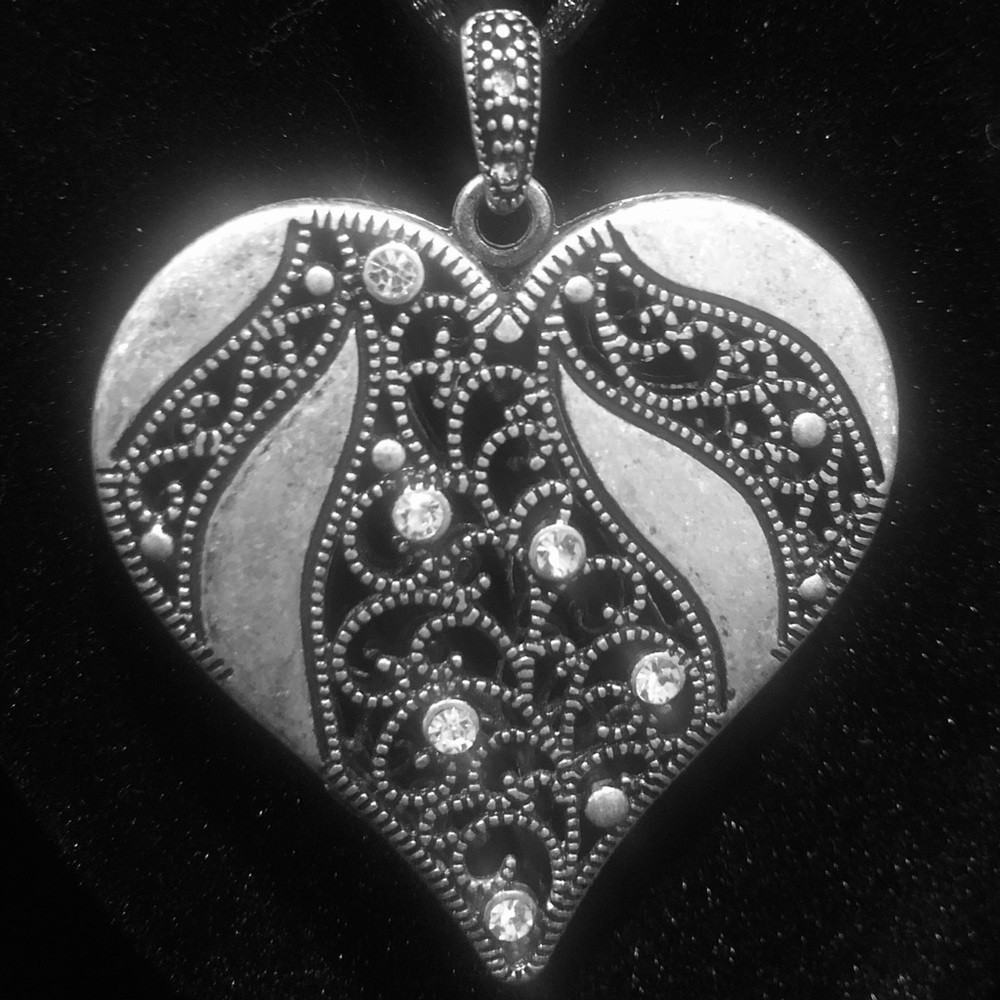 Women’s pewter heart pendant